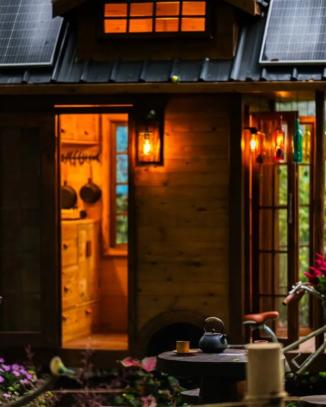 would you live this vibe? a warm and comfy spot in the middle of a bustling city park, where the lighting is always perfect and the tea is at your ide
