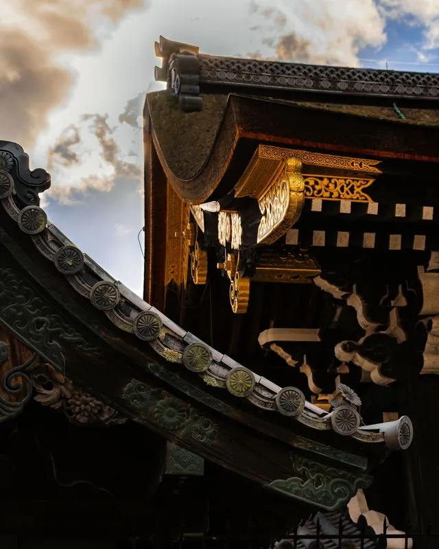 under the eve of where the palace breathes